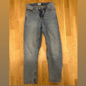 Ljusblå jeans Betty från Lindex - Snygga ljusblå jeans från Lindex, modell Betty. Klassisk femficksdesign med raka ben och normal passform. Jeansen är tillverkade i bomull och har en tidlös look med knapp och dragkedja framtill. Aldrig använda!