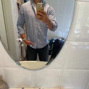 Randig skjorta från Ralph Lauren M - Säljer denna snygga skjorta från ralph lauren. Fråga gärna om fler bilder, skick 9,5/10. Priset är ej hugget i sten.