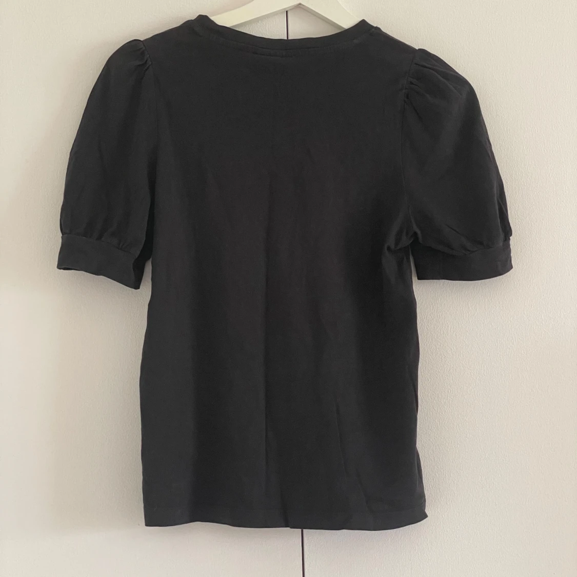 Svart blus med puffärmar - 1