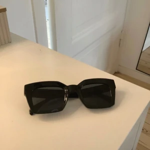 Solglasögon  - Detta är ett par oanvända solglasögonen från glitter 