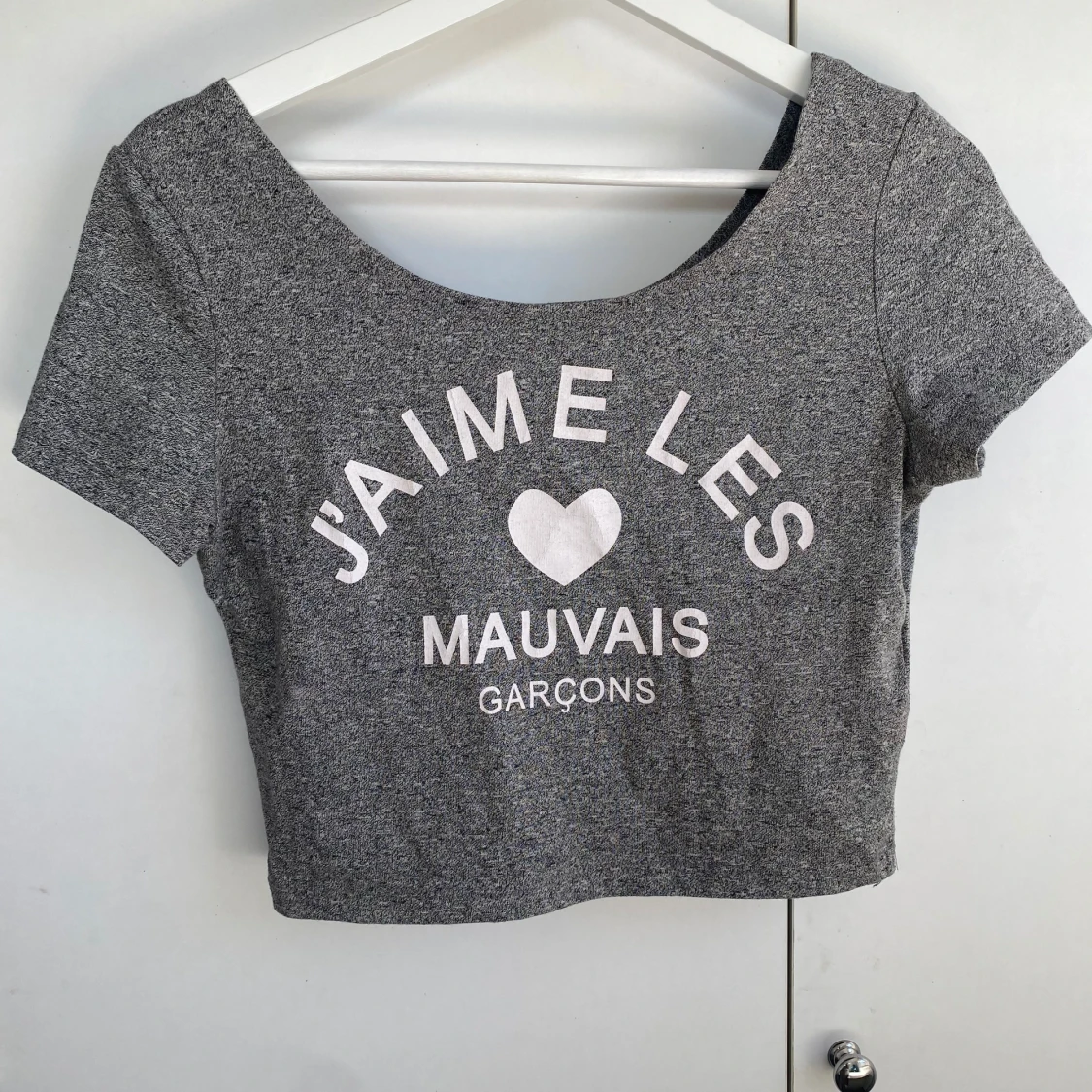 Grå croppad topp med tryck