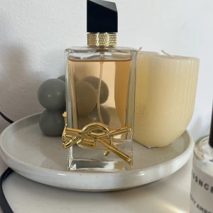 Ysl parfym libre 90ml - Ysl libre 90 ml. Knappt använd. Köpte när jag var på resa i Polen där den var billig så därav priset 🥰 Priset är diskuterbart