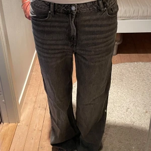 Grå wide jeans från Bershka - Säljer dessa gråa jeans från Bershka som endast är använda ett fåtal gånger. Dom är fortfarande i mycket bra skick  🤍