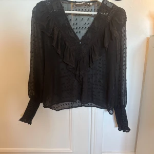 svart blus från only - En svart blus från only, som jag använt max 2 ggr.
