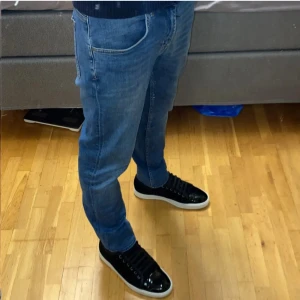 Blåa Tiger Of Sweden Jeans - Tjena! Jag säljer dessa feta blåa Tiger Of Sweden jeans i storlek 33/32. Skicket är väldigt bra och har inga defekter, skicket är 9/10. Killen på bilden är runt 175 cm och väger runt 60 kg och de är lite stora i midjan annars sitter de bra på han. Modellen rekommenderas till någon runt 175-180 och väger runt 60-70. Hör gärna av dig för frågor eller funderingar! 