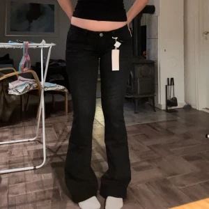 for real low tall jeans från Gina Tricot Young 14+  - Säljer ett par svarta flare jeans med låg midja och snygga strassdetaljer på bakfickorna. Jag är 177 och dom är långa på mig. Denna färg är slutsåld i storlek M på nätet. På bilderna har jag på mig dom i L dom i M är inte ens öppnade utan dom är helt nya inte ens provade🥰💗