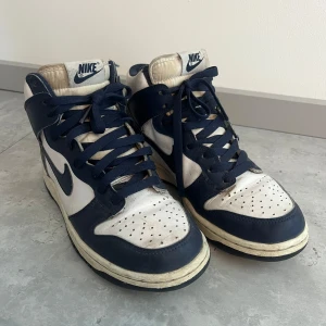 Nike Dunk High i marinblå och vitt - Snygga nike skor. Bra skick men har vissa fläckar som ses på bilderna. Storlek 38. 