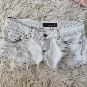 Jeanshorts lowrise lågmidjade  - Sååå fina vita/ jätte ljusblå jeanshorts (tycker mest de är vita)! Finns inga bilder på då de är för små!  MÅTT PLATT/RAKT ÖVER: Midja rakt över ca 36❤️ Grenhöjd ca 15 cm❤️ Höfter ca: 42 cm❤️  Lår/öppning rakt över: ca 26 cm❤️