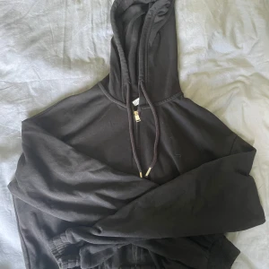 Svart zip hoodie - Samma modell som de rosa o lila zip hoodie