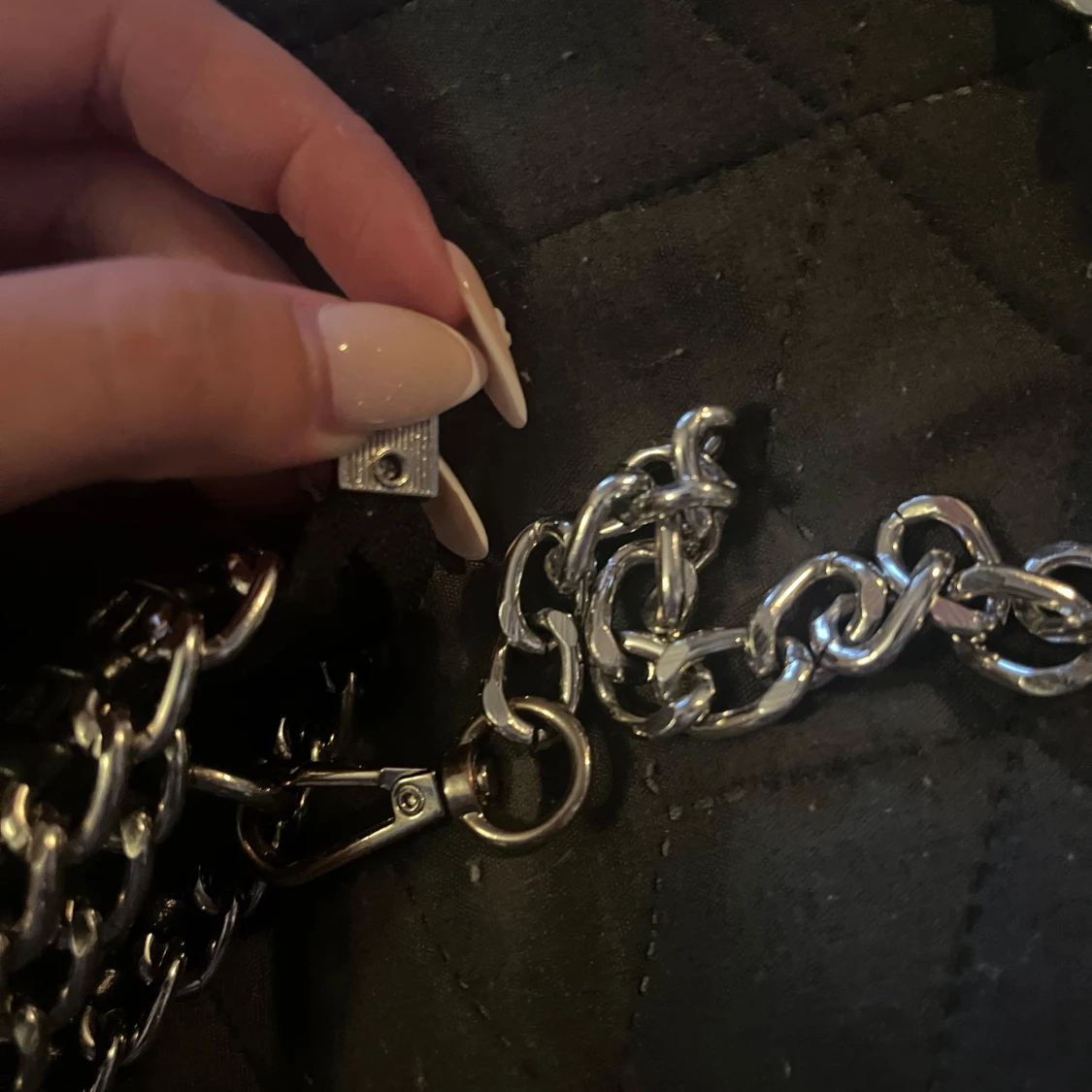 Svart axelväska med kedja från Tiamo - 1