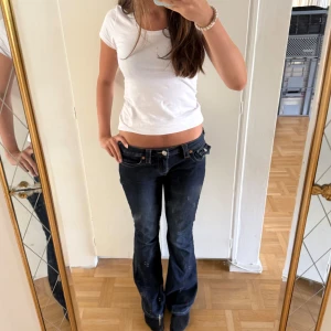 True Religion Joey low rise flare jeans - OBS!! SMUTSIG SPEGEL! Säljer ett par mörkblå True Religion jeans med låg midja och flare/bootcut. De har inga defekter som märks och säljer för det är för stora. (Kan även byta till en mindre storlek) 💕