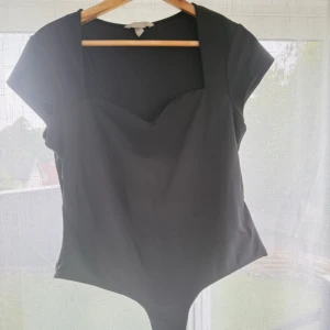 Svart body  - Snygg svart body från H&M. Köpte den på Vinted knappt alldrig använd, alldrig använd av mig säljer då den var för stor för mig  