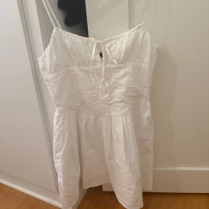 Vit somrig kort klänning med broderi - Denna sommriga klänningen är från ZARA i st S. Jag har aldrig använt den innan. 