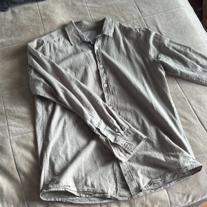 Bomulls skjorta - Väldigt ljusljusgrön bomullsskjorta. Skriv för ytterliggare frågor