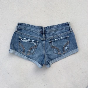 Hollister Low Rise Mini Shorts vintage stil  - super fina lågmidjade jeansshorts med revor i perfekt skick 🩵