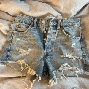 Slutsålda zara shorts  - Säljer mina shorts från zara som är i mycket bra skick 💕 dessa säljs inte längre på zaras hemsida💕
