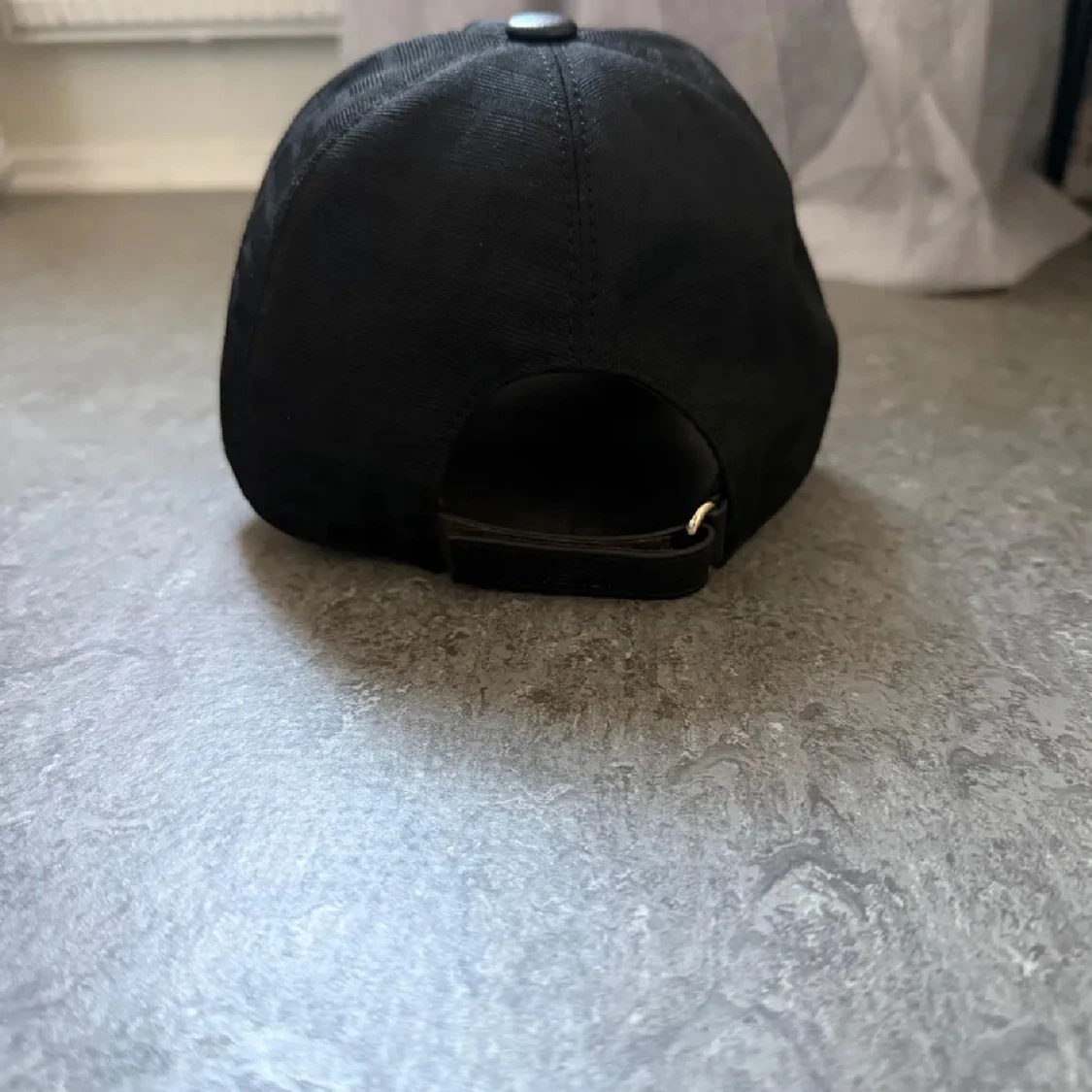 Svart keps med diskret mönster