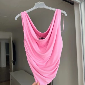 Topp från Zara - Storlek M men ja tycker den är något liten i storlek så passade mig som ör S iallafall om man har något större byst