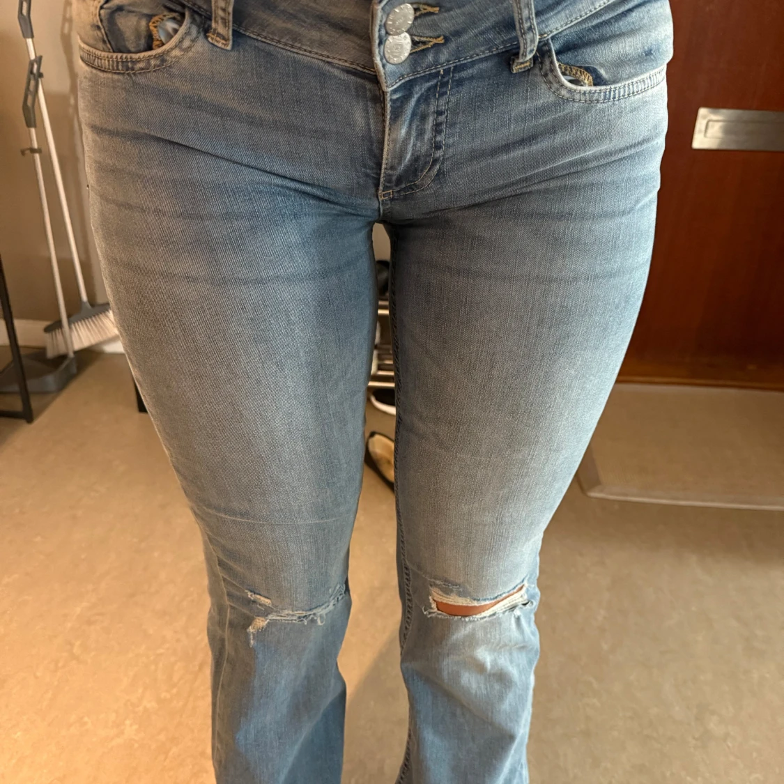 Ljusblå bootcut jeans med slitningar - 3