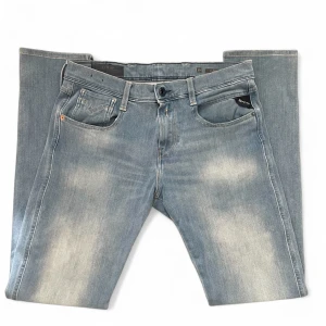 Replay ljusblå jeans - Snygga ljusblå jeans från Replay i nyskick. Jeansen har inga defekter. Mitt pris 399 men kan diskutera vid snabb affär. Skriv vid minsta fundering eller behov av fler bilder!