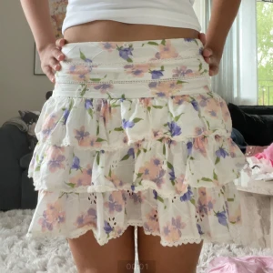 Vit blommig volangkjol, Zara - Jättefin  minikjol från Zara! Den är i storlek S och är i nyskick! Har massa fina blomdetaljer! Vid frågor eller funderingar så är det bara att höra av sig 💕 Postar samma dag som du köper!