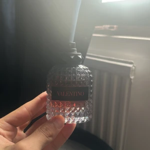 valentino coral fantasy - valentino coral fantasy 50ml flaska. Ungefär 44ml är kvar som bilden visar. Har kvitto på parfymen.