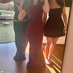 Vinröd långklänning  - Supersnygg vinröd långklänning!! 🤍🤍 kan diskutera pris