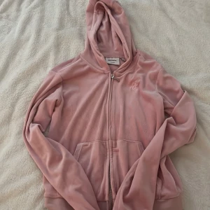 Rosa Juicy Couture zip up - Säljer en rosa zip up hoodie från Juicy Couture med huva och dragkedja. Den är köpt för något år sedan men har knappt använts 