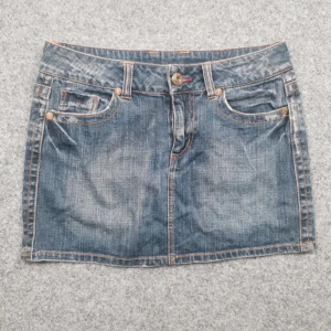 Jeanskjol  - Snygg blå jeanskjol från Colours of the World i klassisk femficksmodell. Tyvärr för stor för mig 