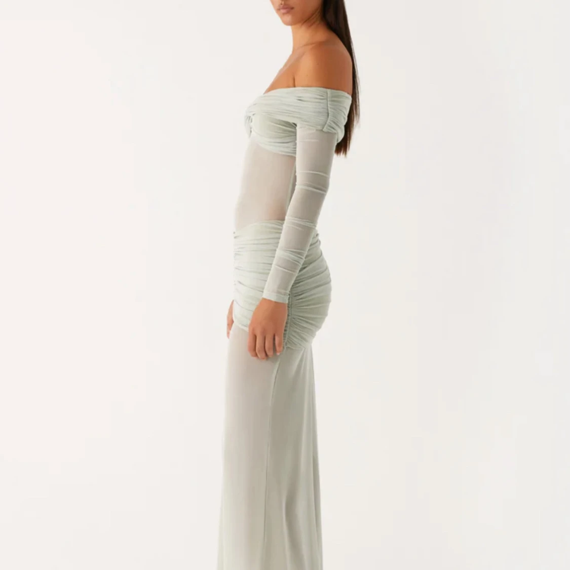 Ljusgrå offshoulder långklänning - 2