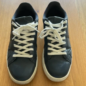 Mörkblå Björn Borg skor - Snygga mörkblå sneakers från Björn Borg i bra skick. Använda väldigt sparsamt 