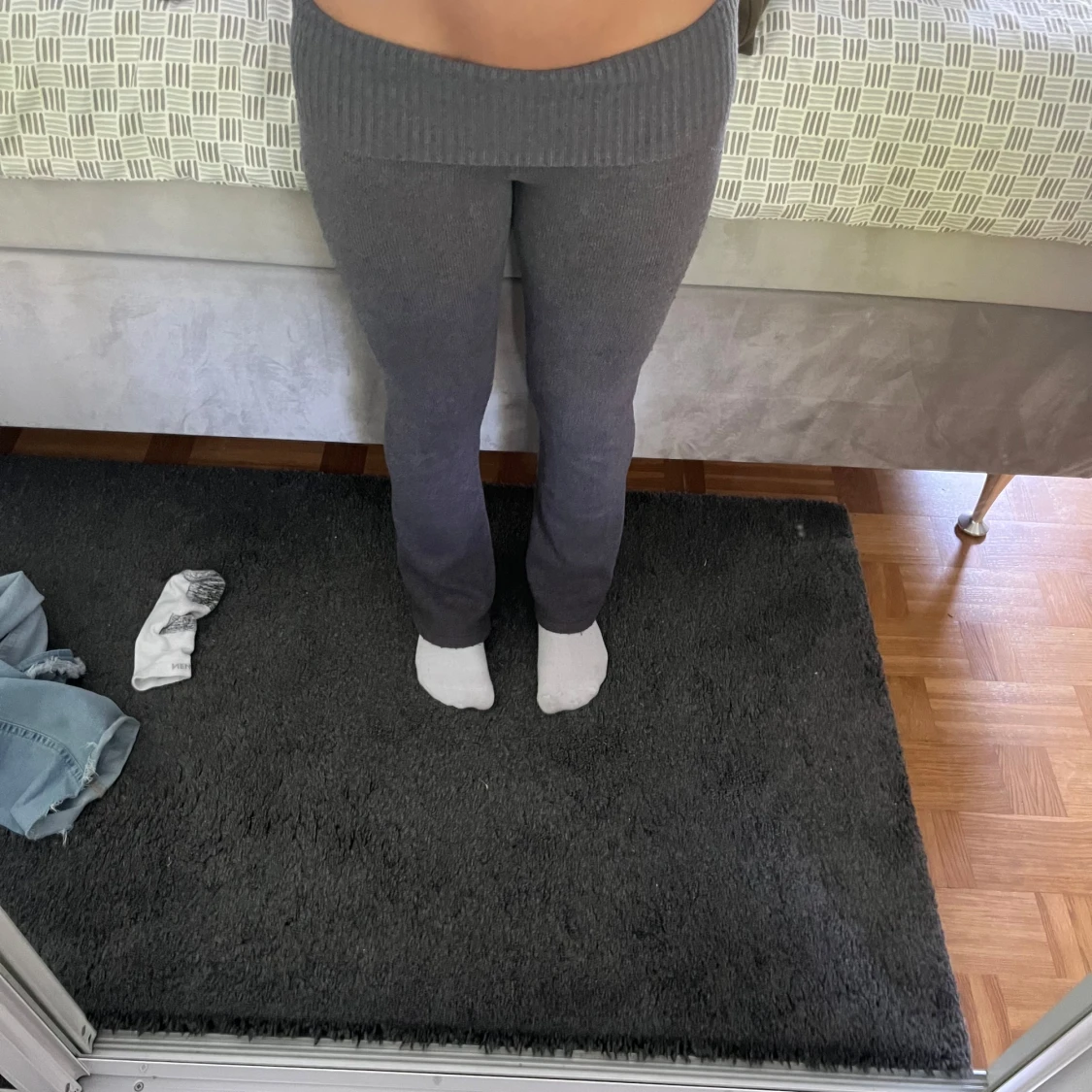 Grå stickade mjukisbyxor