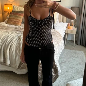Lågmidjade bootcut jeans - Super fina svarta lågmidjade bootcut jeans! Helt nya