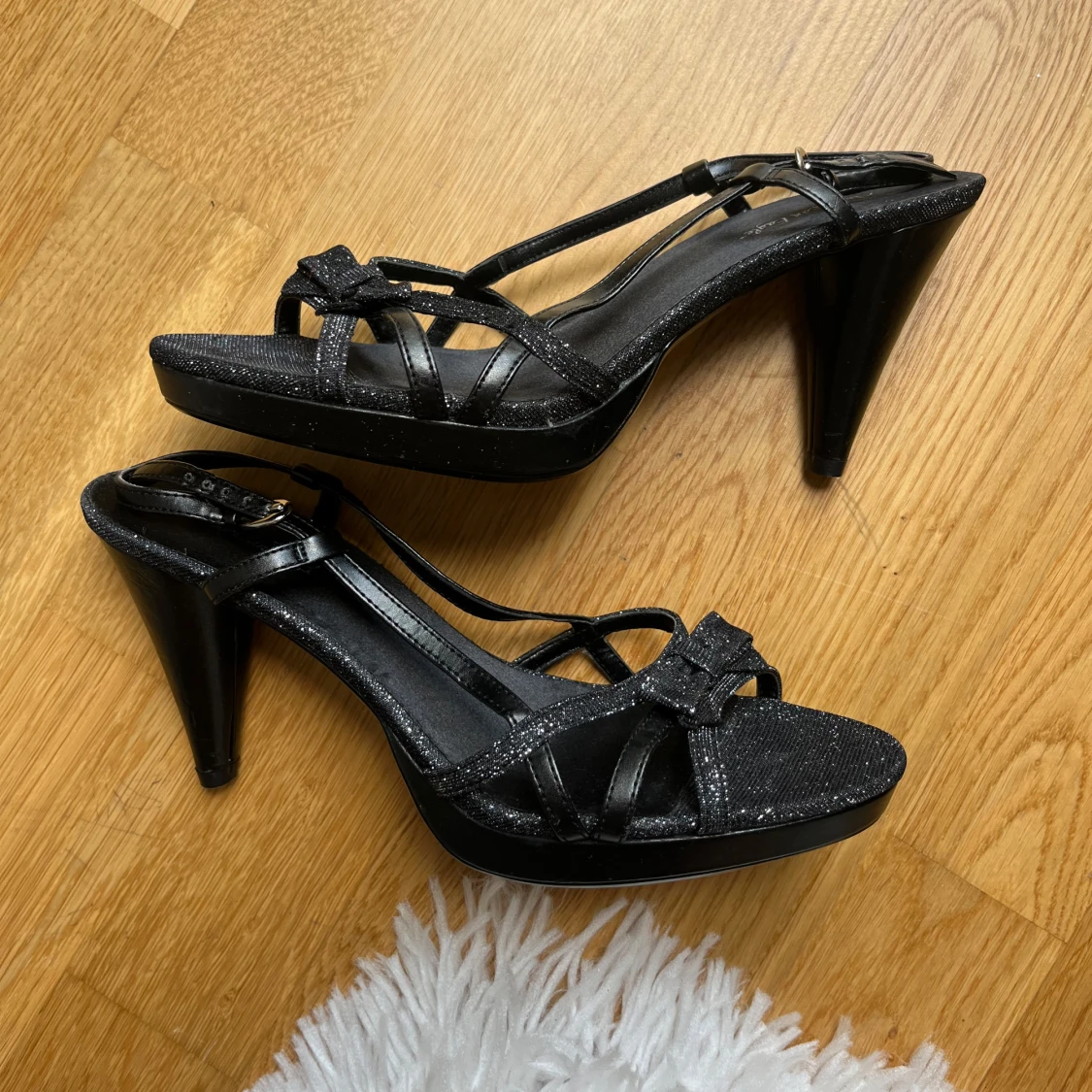 Glittriga svarta sandaler med klack