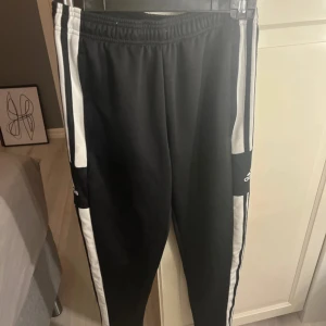 Adidas byxor  - Vet inte 