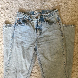 Raka jeans - Raka jeans från stradivarius i storlek 34 tall, passar nån som är 170-175. Använda men i fint skick! Ej hårda i materialet utan stretchiga o mjuka