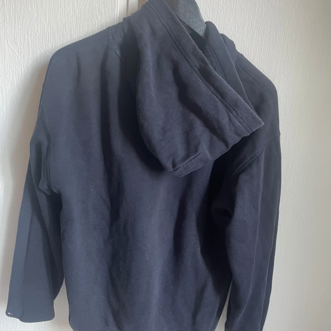 Mörkblå hoodie från Tommy Hilfiger - 1