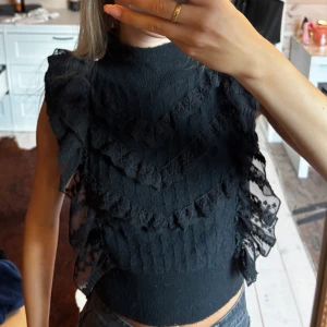 Svart ärmlös volangtop Zara - Supersöt topp!!