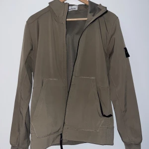 Stone Island - jacka   - Stone Island - jacka strl M Använd, cond 8/10 Nypris 760 € / 8.500:- Mitt pris 3.000:- 