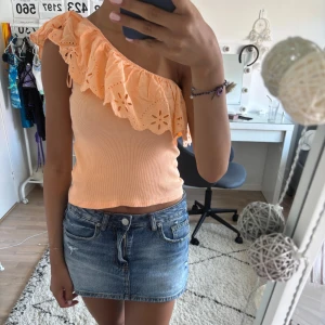 Ljus orange volang topp - Jag säljer denna ljus oranga volang toppen🧡. Jag har aldrig använt den. Den har bara legat i garderoben för jag har inte fått något användningstillfälle för den. Sitter som xs-s❤️