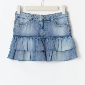 Jeans kjol - Säljer min volang kjol från Gina då jag inte använder den så ofta. Kjolen är i storlek 158 men den passar xs. Jag behövde gå ner en storlek för att jag tyckte kjolen var för lång annars🥰köpte den för 399 tror jag 