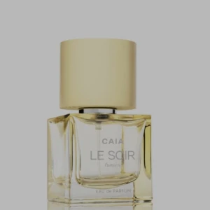 CAIA Le Soir Lumière Parfym - Exklusiv parfym från CAIA, Le Soir Lumière. Flaskan är stilren och fyrkantig i genomskinligt glas med en lyxig, matt guldfärgad kork. Eau de Parfum med elegant och modern design, perfekt att ha framme på hyllan.