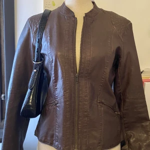 Läderjacka!!! - Super fin och cool!  Bra skick men har en liten defekt på en av axlarna tyvärr.  **Accessoarer säljes ej!! Är bara dekoration 🤗