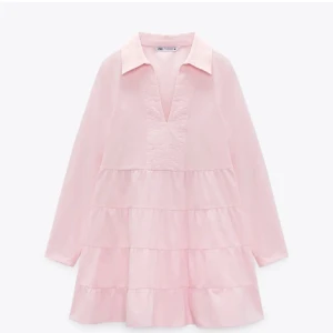 Ljusrosa volangklänning från Zara - Supersöt ljusrosa kortklänning från Zara med volanger och v-ringning. Klänningen har långa ärmar, krage och en luftig passform som ger en chill vibe. Perfekt för vår och sommar när du vill känna dig extra söt.