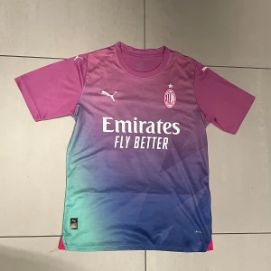 Fotbollströja AC Milan Rafa Leão - En jättefin fotbollströja som är i nyskick!! Rafa Leão på ryggen. Storlek M!
