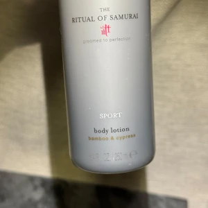 Ny! Rituals The Ritual of Samurai Body Lotion - Helt ny! The Ritual of Samurai Sport body lotion från Rituals med doft av bamboo & cypress. Kommer i en stilren grå plastflaska på 250 ml. Lättabsorberande och återfuktande formula som passar perfekt efter träning eller dusch. Utgått ur sortimentet så passa på.
