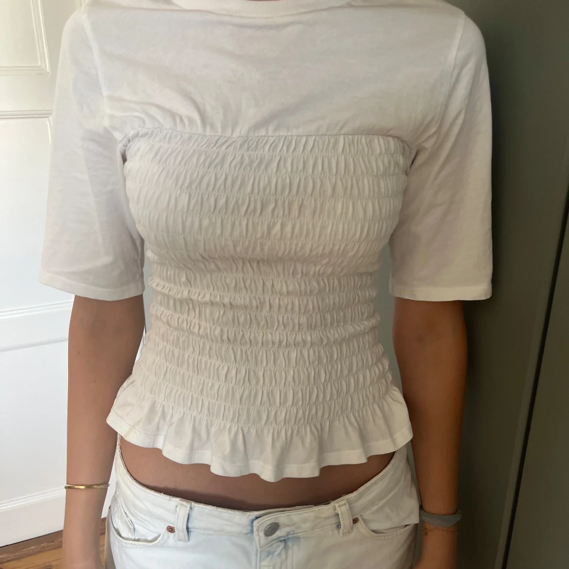 Vit smockad topp med volangkant