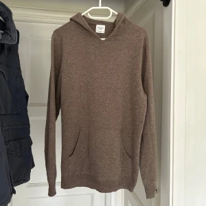 John Henric kashmir hoodie  - John Henric hoodie i 100% kashmir | Mycket behaglig mot huden | Skick: 9/10 | Storlek: M | Skriv om minsta finderingar | 