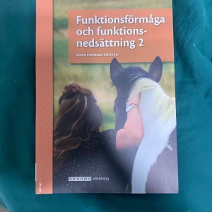 Funktionsförmåga och funktionsnedsättning 2 (priset kan diskuteras vid snabb affär) - En lättläst och tydlig kursbok för dig som vill förstå funktionsnedsättningar och hur man kan stötta personer i vardagen. Perfekt för vård- och omsorgsstudenter som vill ha konkreta exempel, reflektionsfrågor och övningar för att utvecklas i sitt framtida yrke.