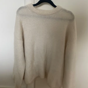 Vit stickad tröja från H&M Edition -  Vit stickad mohair tröja från H&M Edition i storlek S. 